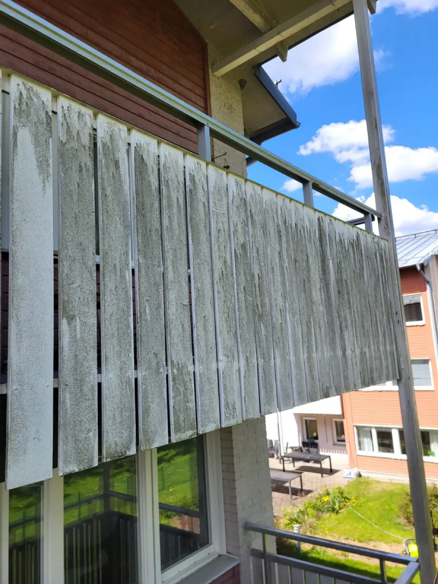 Balkong i Linköping före tvätt