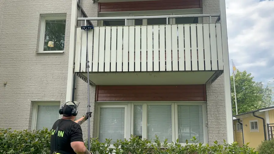 Skonsam fasadtvätt med lågt tryck i Linköping