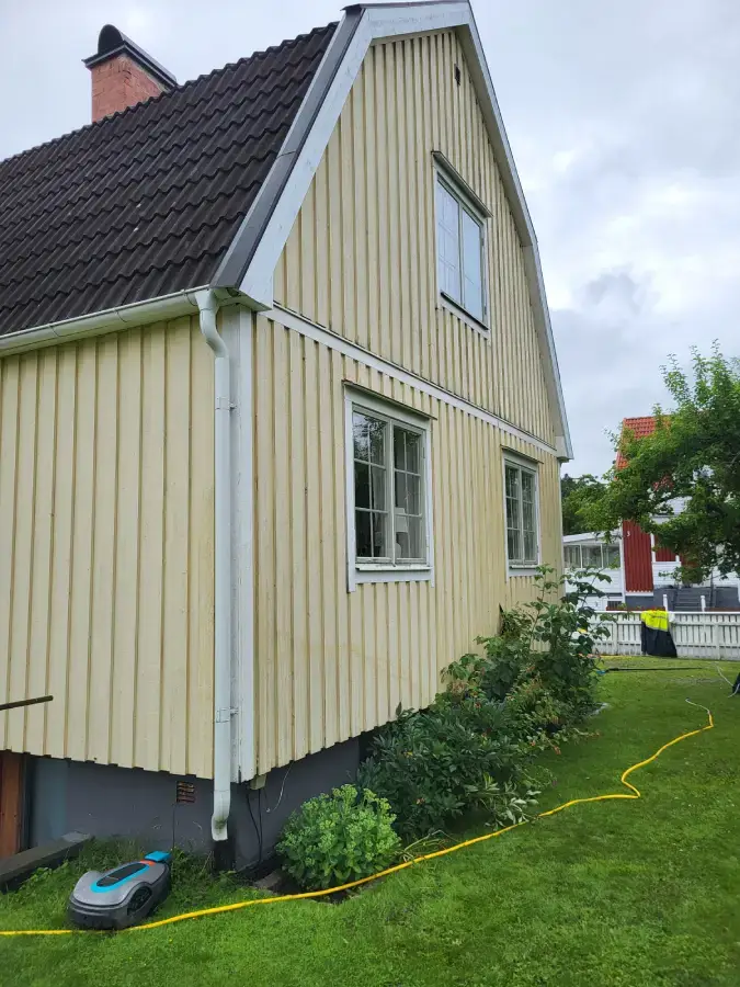 Trähus efter fasadtvätt — algerna borta