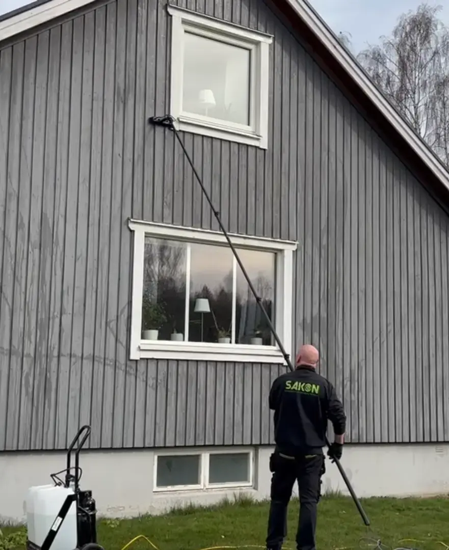 Fasadtvätt utförs med skonsam metod på villa