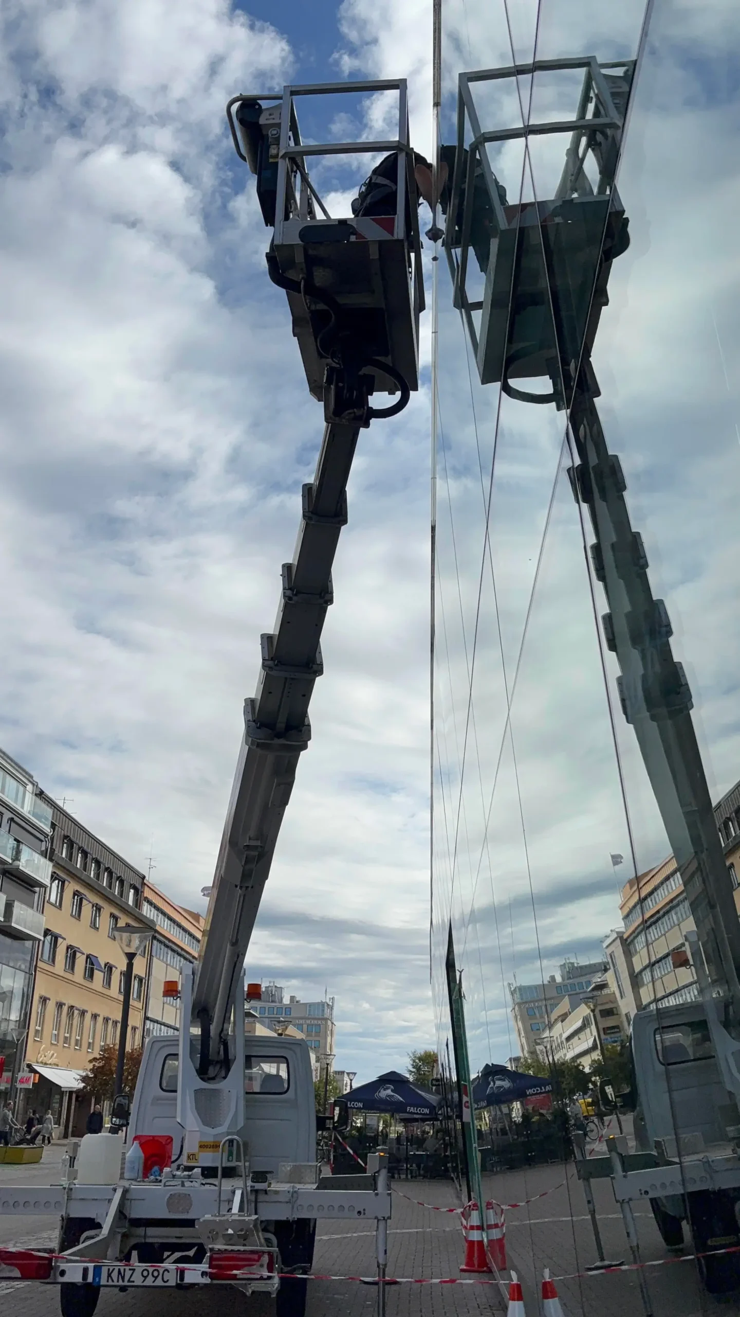 Fasadtvätt på större kommersiell fastighet